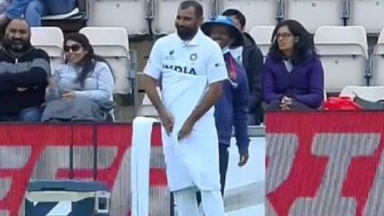 Mohammed Shami draped himself in a towel on day 5 of the WTC Final at Southampton.(Twitter)