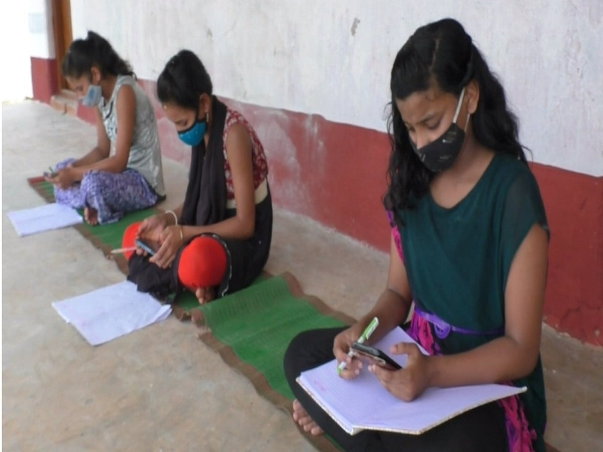 Odisha students travel to school to attend Youtube class of state government Odisha students travel to school to attend Youtube class of state government