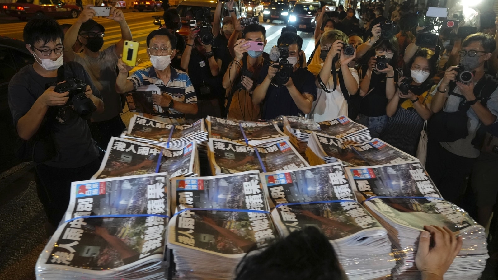 Photos: Hong Kong bids farewell to pro-democracy newspaper Apple Daily |  Hindustan Times