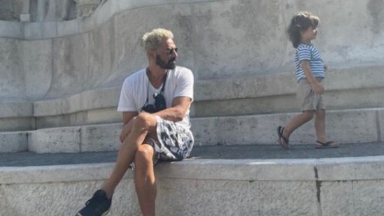 The 'Nail Polish' actor relaxes as Arik takes a stroll all by himself in his striped blue t-shirt and beige shorts. (Instagram/@rampal72)