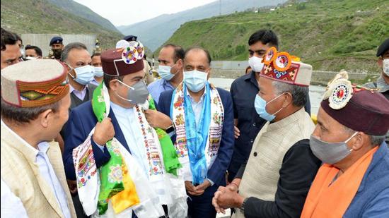 Himachal chief minister Jai Ram Thakur along with Union minister for road, transport and highways Nitin Gadkari in Lahaul and Spiti on Thursday, (HT Photo)