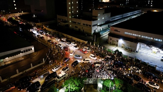Supporters gather outside the offices of Apple Daily and its publisher Next Digital, in Hong Kong on June 24. Queues stretched at newsstands across the city after an emotional final print run at the paper's headquarters. (Tyrone Siu / REUTERS) Supporters gather outside the offices of Apple Daily and its publisher Next Digital, in Hong Kong on June 24. Queues stretched at newsstands across the city after an emotional final print run at the paper's headquarters. (Tyrone Siu / REUTERS)