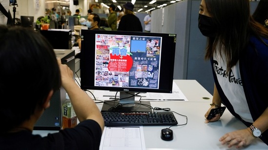 Staff members of Apple Daily work on the final edition of their newspaper in Hong Kong, China on June 23. Last week, 500 officers raided the newspaper's headquarters, with live feeds showing authorities sifting through reporters' notes and other journalistic material in scenes that drew international condemnation, Reuters reported. (Tyrone Siu / REUTERS) Staff members of Apple Daily work on the final edition of their newspaper in Hong Kong, China on June 23. Last week, 500 officers raided the newspaper's headquarters, with live feeds showing authorities sifting through reporters' notes and other journalistic material in scenes that drew international condemnation, Reuters reported. (Tyrone Siu / REUTERS)