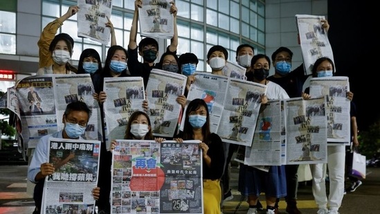 Staff members of Apple Daily and its publisher Next Digital pose with the final edition of the newspaper at its headquarters in Hong Kong on June 24. Authorities have froze the assets of companies related to Apple Daily, which senior executives said left it unable to operate. (Tyrone Siu / REUTERS) Staff members of Apple Daily and its publisher Next Digital pose with the final edition of the newspaper at its headquarters in Hong Kong on June 24. Authorities have froze the assets of companies related to Apple Daily, which senior executives said left it unable to operate. (Tyrone Siu / REUTERS)