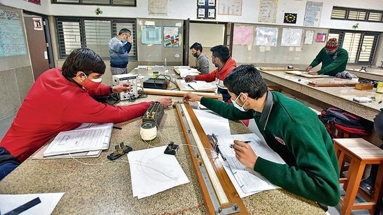 Students at a laboratory in Delhi government school in Greater Kailash. (HT Photo) Students at a laboratory in Delhi government school in Greater Kailash. (HT Photo)