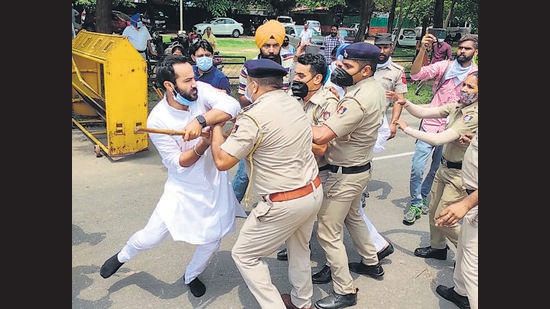Members of Aam Aadmi Party’s youth wing, who joined the protest in support of the para-athletes, clash with the police force outside the Punjab chief minister’s residence on Thursday. (HT photo)