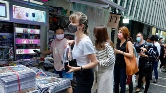 People queue up for last issue of Apple Daily at a newspaper booth at a downtown street in Hong Kong on June 24, 2021 (AP file photo)