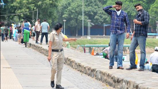 Visitors flouting Covid norms at the Sukhna Lake in Chandigarh on Thursday. (Ravi Kumar/HT) Visitors flouting Covid norms at the Sukhna Lake in Chandigarh on Thursday. (Ravi Kumar/HT)