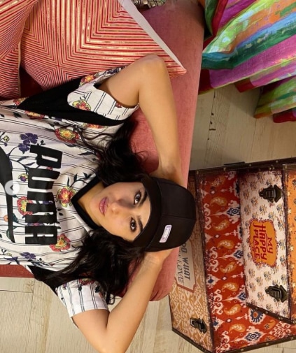 Sara Ali Khan relaxes on the sofa.
