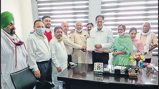 BJP councillors handing over a memorandum to mayor Balkar Sandhu at the MC’s Zone D office on Friday. (HT PHOTO) BJP councillors handing over a memorandum to mayor Balkar Sandhu at the MC’s Zone D office on Friday. (HT PHOTO)