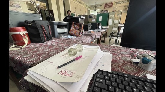 The district education office employees raised slogans against the state government and demanded a rollback of the pay commission. (Gurpreet SIngh/HT)