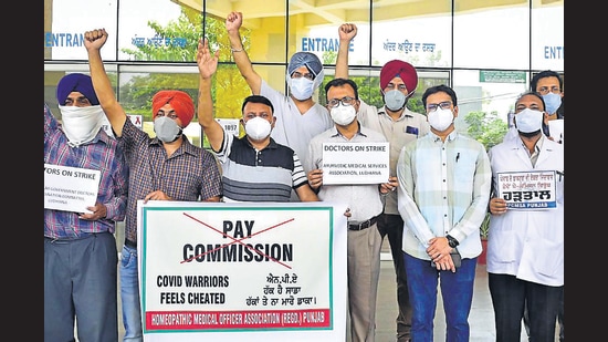 Doctors staging a strike at the civil hospital in Ludhiana on Friday. (Gurpreet Singh/HT) Doctors staging a strike at the civil hospital in Ludhiana on Friday. (Gurpreet Singh/HT)