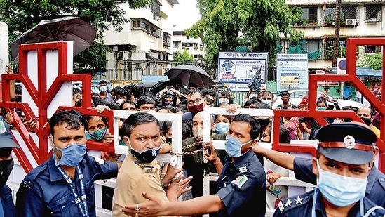 Crowd outside a Covid-19 vaccination centre in Mumbai on Friday.(HT Photo)
