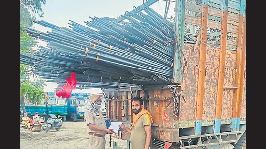 Traffic cops challaning vehicles for overloading in Ludhiana on Friday. (HT PHOTO)