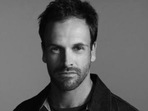 Jonny Lee Miller is known for his role in Trainspotting and Dark Shadows among others.