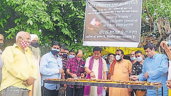 BJP corporator Dilip Srivastava organised a function in Lucknow in memory of cadres who lost their lives during the Covid surge. Party workers lit a lamp in memory of the dead. Several BJP leaders attended it. (SOURCED)