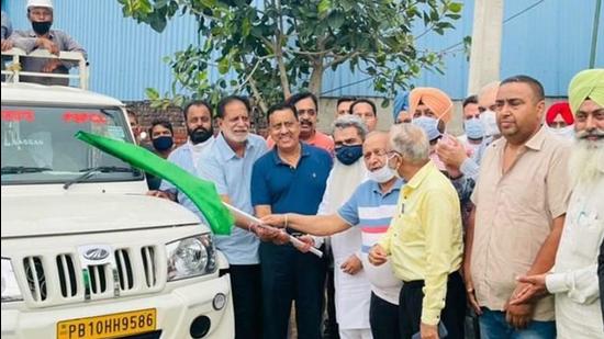 Cabinet minister Bharat Bhushan Ashu, mayor Balkar Sandhu and others dignitaries flagging off the PSPCL complaint handling at Hambran Road in Ludhiana on Saturday. (HT Photo) Cabinet minister Bharat Bhushan Ashu, mayor Balkar Sandhu and others dignitaries flagging off the PSPCL complaint handling at Hambran Road in Ludhiana on Saturday. (HT Photo)