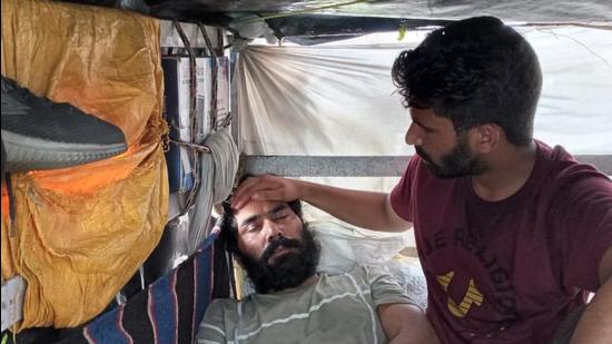 Having climbed atop a 260foot mobile tower near Leela Bhawan in the city 98 days ago, Surinderpal Singh has been on a fast unto death for the past six days (HT PHOTO) Having climbed atop a 260foot mobile tower near Leela Bhawan in the city 98 days ago, Surinderpal Singh has been on a fast unto death for the past six days (HT PHOTO)
