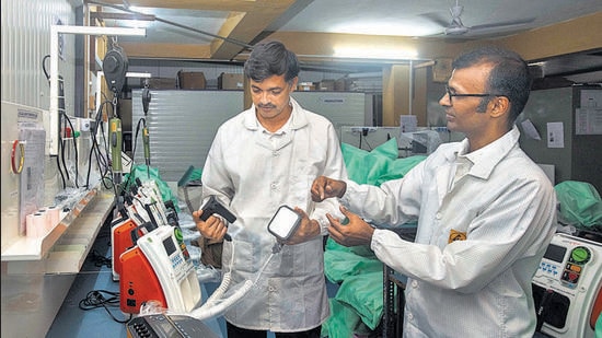 Ashish Gawade (right) and Aniruddha Atre, co-founders of Jeevtronics, with their designed defibrillator, in Pune. (PRATHAM GOKHALE/HT)