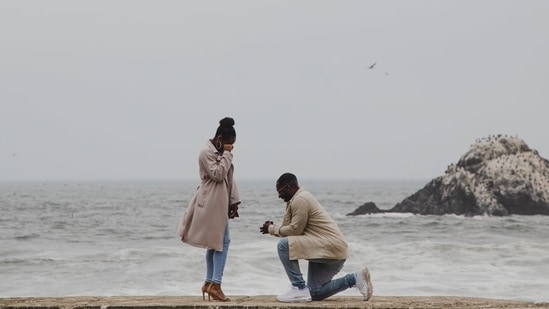 The image captured by the photographer of the proposing couple. (Twitter/@valerlesnaps) The image captured by the photographer of the proposing couple. (Twitter/@valerlesnaps)