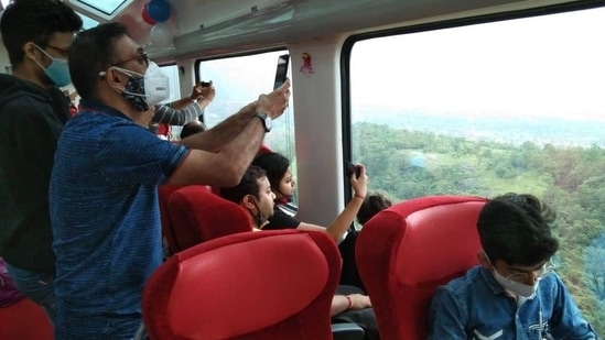The image shows the view from inside of the Vistadome coach on Mumbai-Pune Deccan Express.(Twitter/@PiyushGoyal) The image shows the view from inside of the Vistadome coach on Mumbai-Pune Deccan Express.(Twitter/@PiyushGoyal)