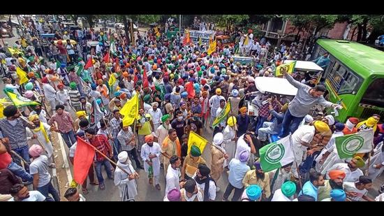 Farmers gathering at the Printing Press light point on Madhya Marg near Sector 17, Chandigarh, on Saturday afternoon. They broke through police barricades before reaching the heart of the city, where they were stopped en route to Punjab Raj Bhawan. (Ravi Kumar/HT)