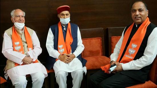 Chief minister Jai Ram Thakur with his ex-CMs Shanta Kumar and Prem Kumar Dhumal on the sidelines of a party meeting at Dharamshala on Saturday. (HT PHOTO) Chief minister Jai Ram Thakur with his ex-CMs Shanta Kumar and Prem Kumar Dhumal on the sidelines of a party meeting at Dharamshala on Saturday. (HT PHOTO)