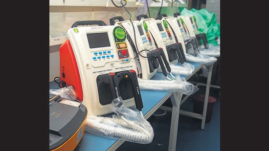 Dual powered defibrillator at Jeevtronics Pvt Ltd in Pune. (PRATHAM GOKHALE/HT) Dual powered defibrillator at Jeevtronics Pvt Ltd in Pune. (PRATHAM GOKHALE/HT)