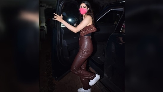 She paired the ensemble with chunky white lace-up sneakers and a studded Gucci chain shoulder bag matching the colour of the pants. She accessorised her look with statement rings, a bracelet, tiny hoop earrings and long acrylic nails.(Varinder Chawla)