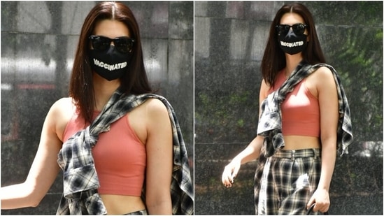 Kriti Sanon took the casual style game up by a notch on her day out in Mumbai today. The actor showed us a new way to wear co-ord ensembles and impressed the fashion police. (Varinder Chawla) Kriti Sanon took the casual style game up by a notch on her day out in Mumbai today. The actor showed us a new way to wear co-ord ensembles and impressed the fashion police. (Varinder Chawla)