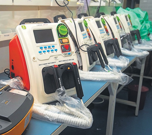 Dual powered defibrillator at Jeevtronics Pvt Ltd in Pune. (PRATHAM GOKHALE/HT) Dual powered defibrillator at Jeevtronics Pvt Ltd in Pune. (PRATHAM GOKHALE/HT)
