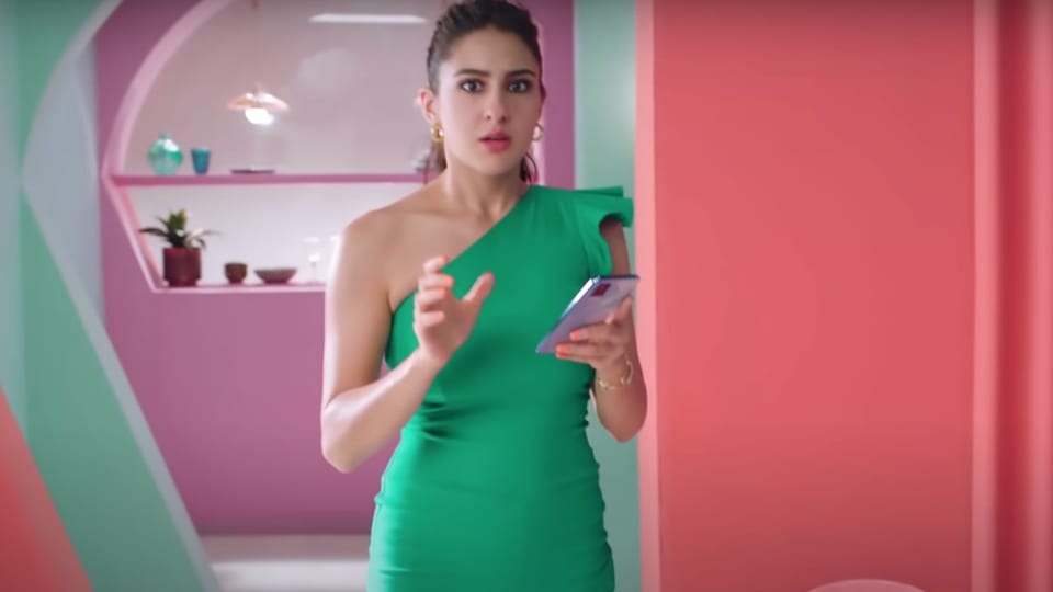 Sara wore gold hoop earrings and dainty minimal bracelets. (YouTube/VivoIndia)