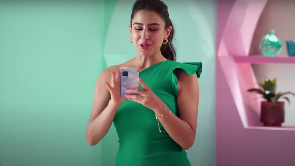 Sara Ali Khan in one-shoulder mini dress. (YouTube/VivoIndia) Sara Ali Khan in one-shoulder mini dress. (YouTube/VivoIndia)