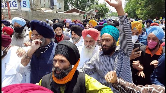 Members of Delhi Gurudwara Management Committee and Kashmiri Sikh community during their protest in Srinagar on Sunday. (ANI)