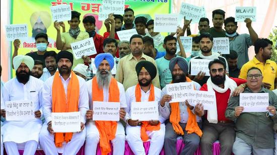 Lok Insaaf Party leaders sitting on hunger strike near Chand Cinema in Ludhiana on Sunday. (Harsimar Pal Singh/HT)