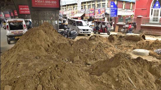 Not only do the dug-up roads increase the odds of meeting with a road mishap, they also lead to winding traffic jams. (Gurpreet Singh/HT) Not only do the dug-up roads increase the odds of meeting with a road mishap, they also lead to winding traffic jams. (Gurpreet Singh/HT)