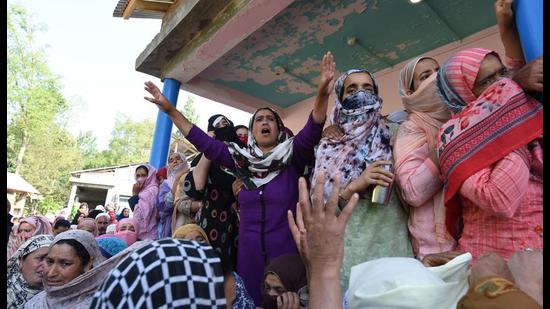 Relatives mourn during the funeral of the special police officer, his wife and their 22-year-old daughter who were killed when militants attacked the family last night, in Pulwama on Monday. (Waseem Andrabi/HT) Relatives mourn during the funeral of the special police officer, his wife and their 22-year-old daughter who were killed when militants attacked the family last night, in Pulwama on Monday. (Waseem Andrabi/HT)