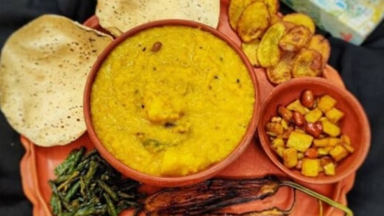 Khichuri: Bengali's love their Khichuri with fried ilish. This quintessential monsoon meal is made with rice, dal and spices. There are many ways of preparing this dish. You can keep it simple or add vegetables like potatoes, peas and cauliflower pieces. (Instagram/@calcutta_with_photography)