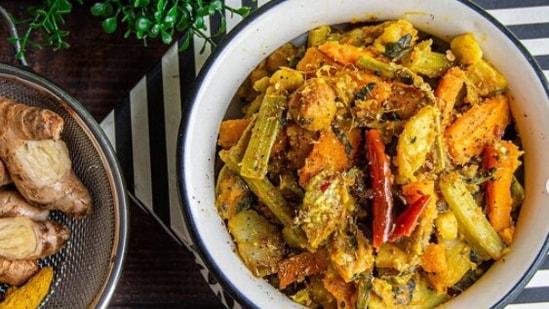 Chorchoris: Due to the flooding of the fields, vegetables are sold at higher rates during the rainy season. All Bengali households stay prepared and make chorchoris and labras. It comprises vegetables like pumpkin, potato, radish, brinjals as well as stalks and leaves. The savouring flavour of the dish comes from the mustard oil and paanch phoron. This is a perfect vegetarian side for khichuri.  (Instagram/@foodshotsbykairos)