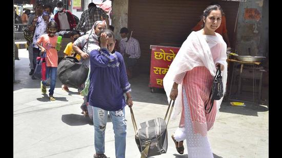 Commuters lug their bags as they try to find an alternative mode of transportation in Ludhiana on Monday. (Gurpreet Singh/HT) Commuters lug their bags as they try to find an alternative mode of transportation in Ludhiana on Monday. (Gurpreet Singh/HT)