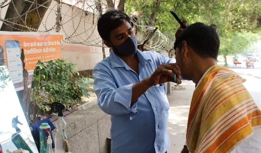 In east Delhi’s Mayur Vihar, Munna Thakur, another roadside barber, also attracts many customers from DDA’s SFS flats located right behind his shop.