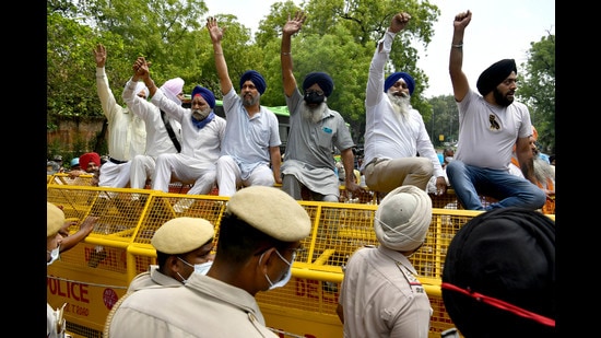 Protesters raise slogans against the alleged abduction and religious conversion of Kashmiri Sikh women, in New Delhi on Monday. (ANI) Protesters raise slogans against the alleged abduction and religious conversion of Kashmiri Sikh women, in New Delhi on Monday. (ANI)
