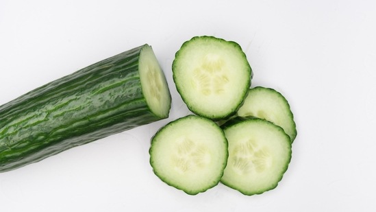 Cucumber face pack: This ingredient not just hydrates the face but also helps fade tan. Cut half a cucumber and mash it into a pulp, add a few drops of lemon juice to it and mix well. Apply on tanned area and leave it for 15-20 minutes. Rinse with lukewarm water.(Unsplash)
