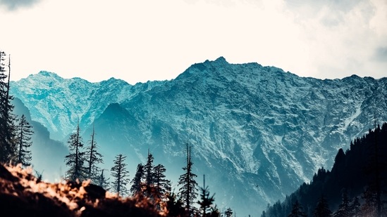 Himachal Pradesh: Earlier this month, the Himachal Pradesh cabinet decided that there would be no requirement of RT-PCR tests for travellers entering the state. To ensure the safety of the state, they have asked hotels to make sure their guests follow strict COVID protocols and maintain hygiene at all times.(Unsplash)