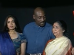 Neena Gupta and Vivian Richards with Asha Bhonsle at an event.
