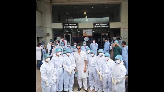 Aniruddh Dave thanked the hospital staff when he got discharged last week. Aniruddh Dave thanked the hospital staff when he got discharged last week.