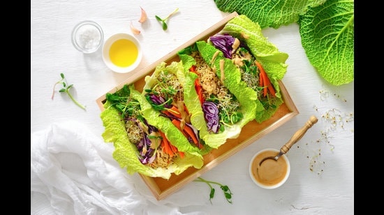 The basic ingredients to make tortillas for a vegan wrap are wheat, salt, water and vegetable oil. Cauliflower can also be used by green lovers. (Photo: Shutterstock) The basic ingredients to make tortillas for a vegan wrap are wheat, salt, water and vegetable oil. Cauliflower can also be used by green lovers. (Photo: Shutterstock)