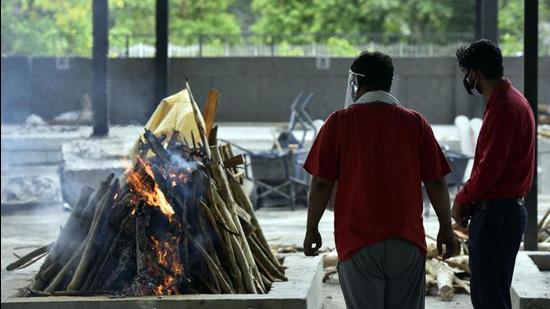 Relatives of a person who died of Covid-19 performing their last rites at Sarai Kale Khan crematorium in New Delhi on May 18. (HT file photo) Relatives of a person who died of Covid-19 performing their last rites at Sarai Kale Khan crematorium in New Delhi on May 18. (HT file photo)