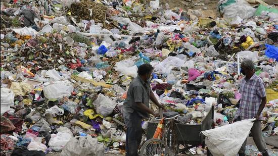 Over 1,100 metric tonnes of garbage is generated in the city on a daily basis and MC has been paying ₹324 per tonne as the tipping fee to the company. (HT FILE PHOTO) Over 1,100 metric tonnes of garbage is generated in the city on a daily basis and MC has been paying ₹324 per tonne as the tipping fee to the company. (HT FILE PHOTO)