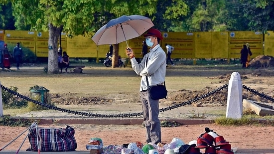 IMD officials said that high humidity levels coupled with high surface winds on Tuesday and Wednesday will increase the temperature by a few notches. (HT Photo) IMD officials said that high humidity levels coupled with high surface winds on Tuesday and Wednesday will increase the temperature by a few notches. (HT Photo)